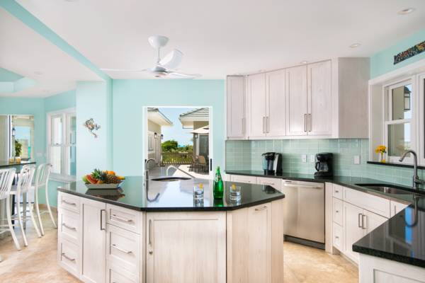 Modern and functional kitchen with pool view, Casa Varnishkes