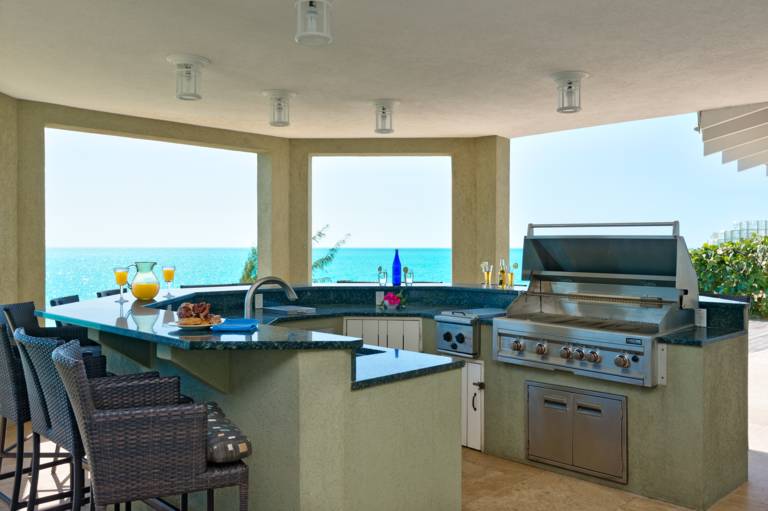 Casa Varnishkes outdoor kitchen and BBQ area facing beach