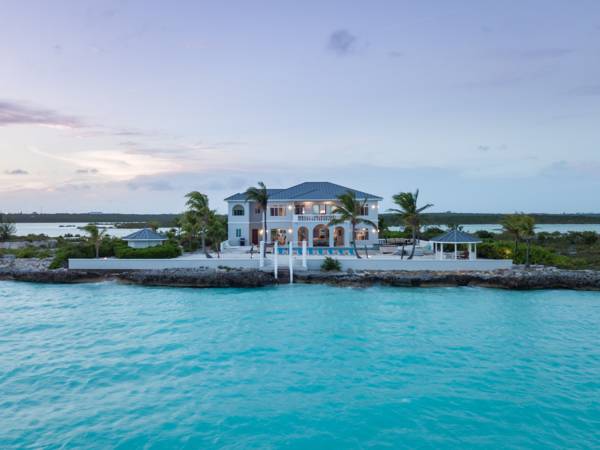 Villa di Ligera is a 6 bedroom beachfront villa for rent in Providenciales, Turks and Caicos