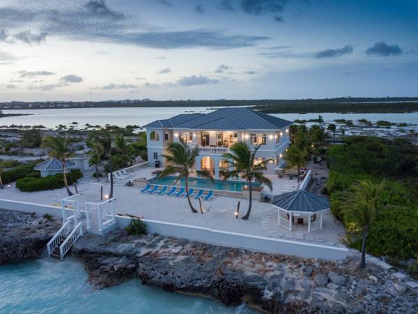 Villa di Ligera is a 6 bedroom beachfront villa for rent in Providenciales, Turks and Caicos