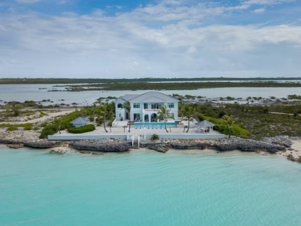 Villa di Ligera is a 6 bedroom beachfront villa for rent in Providenciales, Turks and Caicos