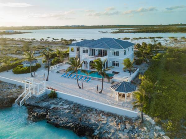 Villa di Ligera is a 6 bedroom beachfront villa for rent in Providenciales, Turks and Caicos