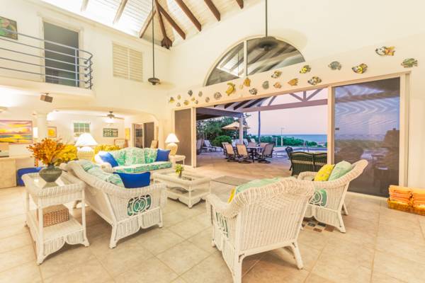 Serenity House large living area to outdoor poolside porch